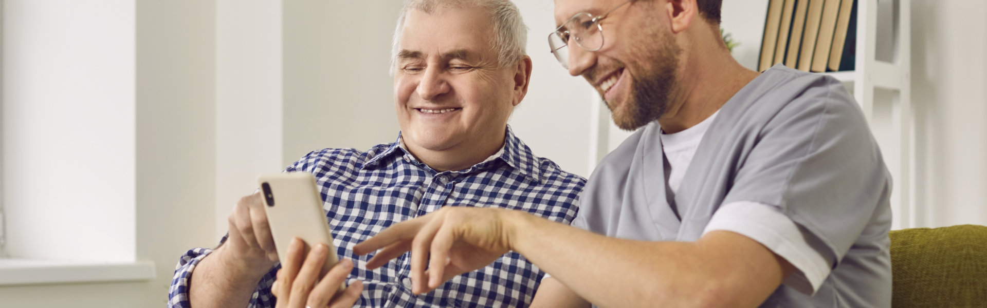 nurse teaching his patient how to use a smartphone